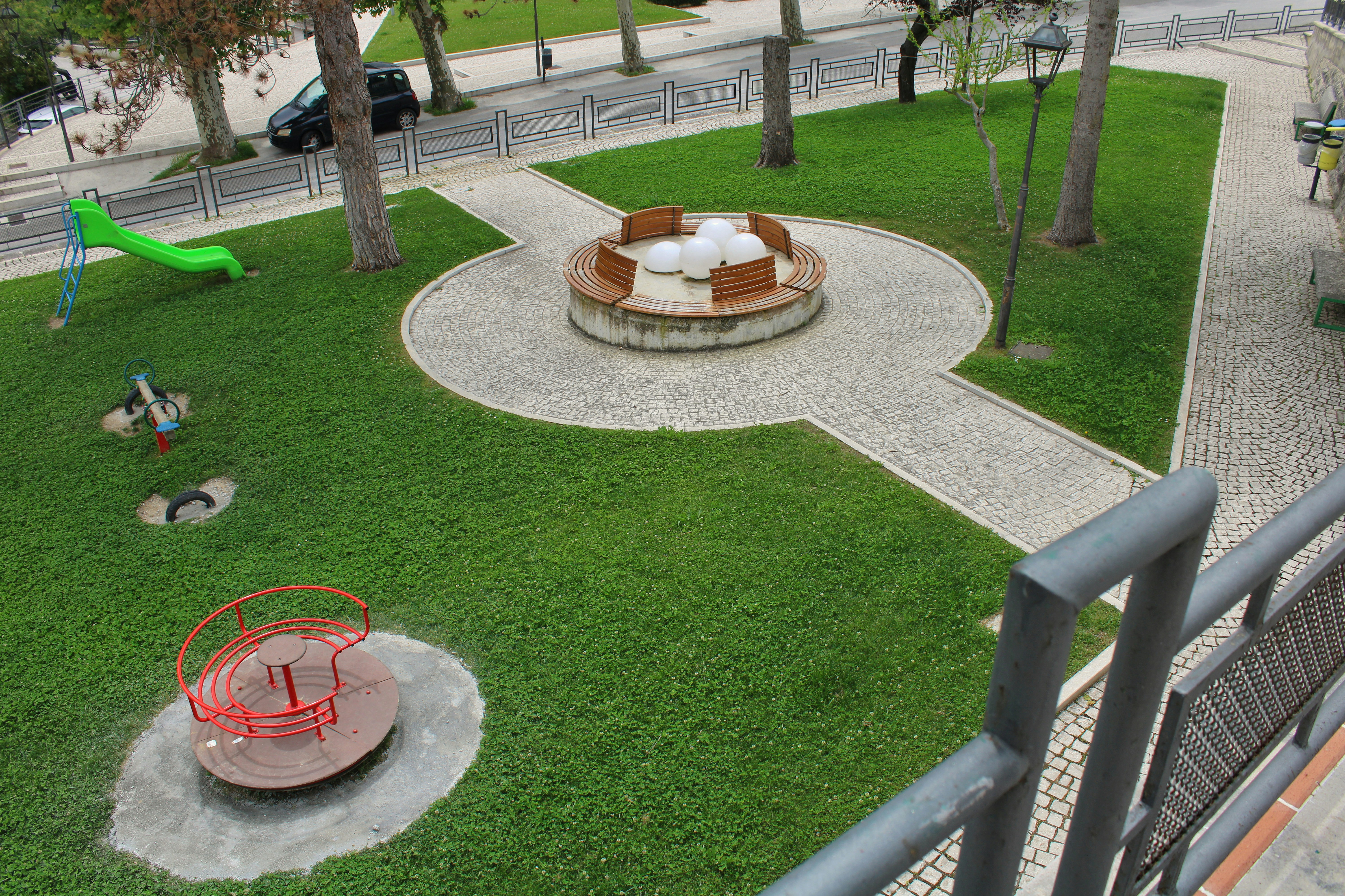 Parque municipal con zonas verdes